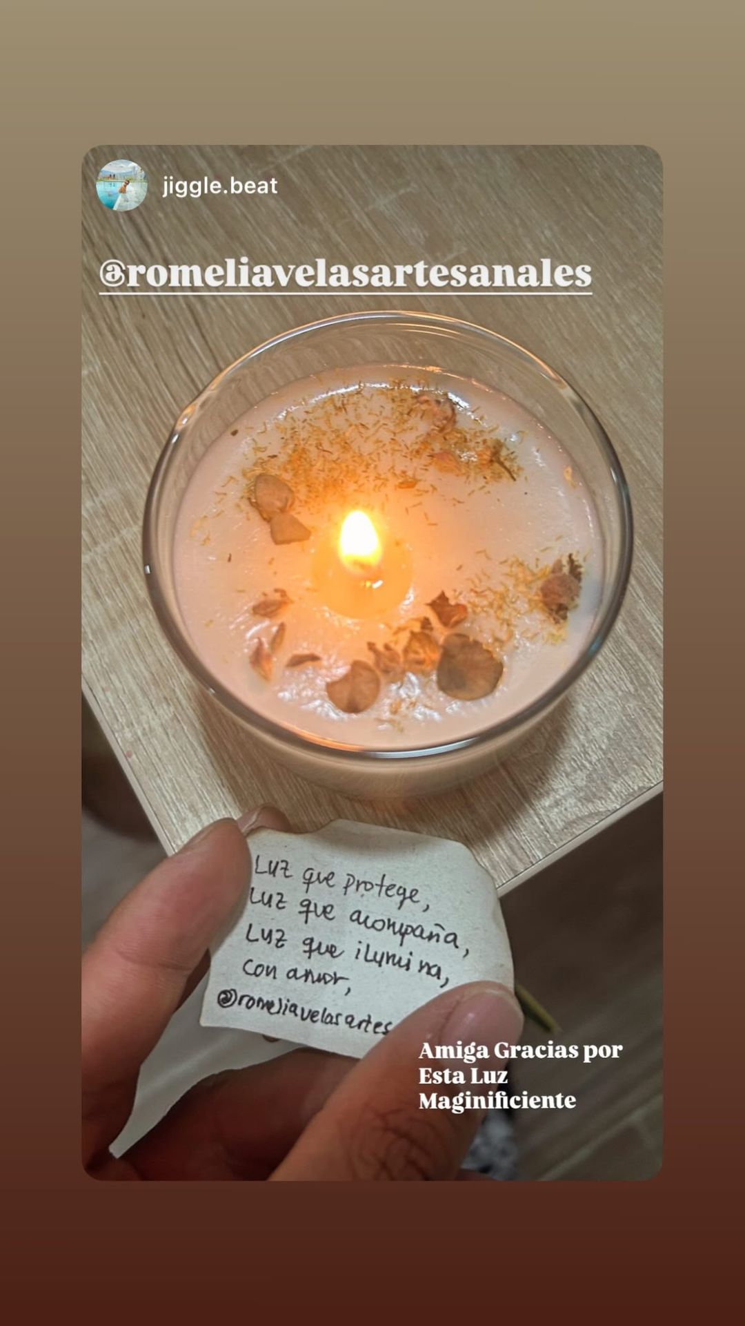 Historia de Instagram de una clienta con su vela de Romelia encendida